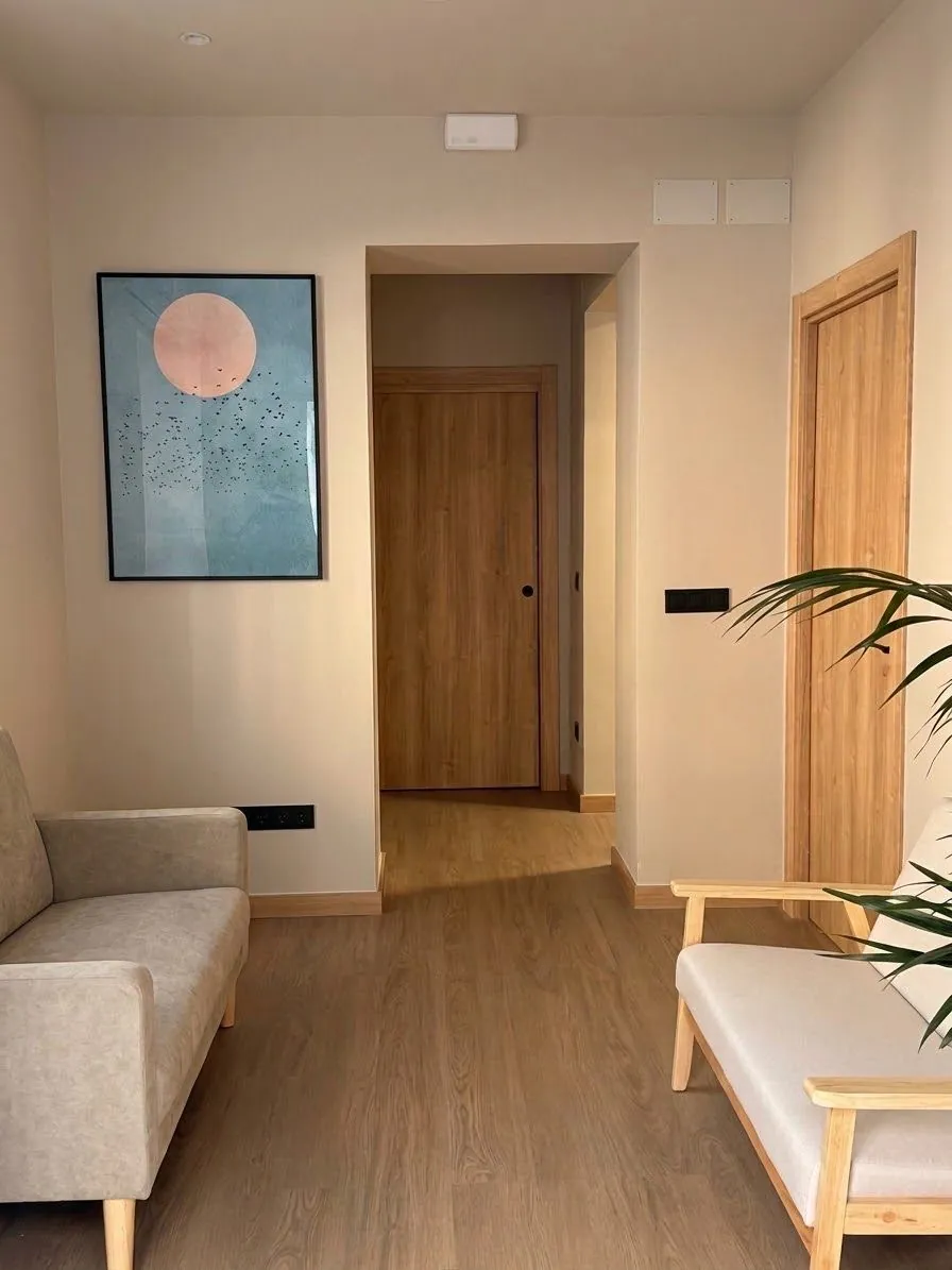 Sala de espera luminosa del centro de psicología Alento